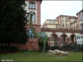 Naturmuseumの前の恐竜