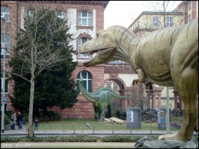 Naturmuseumの前の恐竜