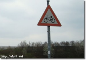 Radfahrer kreuzen（自転車横断注意）
