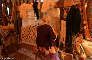 絨毯を織る人