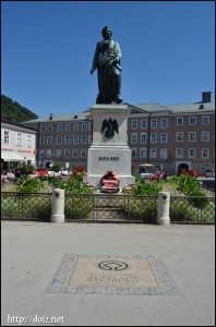 Mozartplatzのモーツァルト像