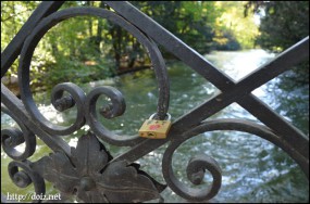 英国庭園を流れる川にかかる橋