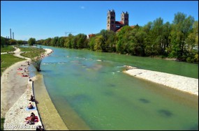 4月末、Isar川沿いで水着になる人々
